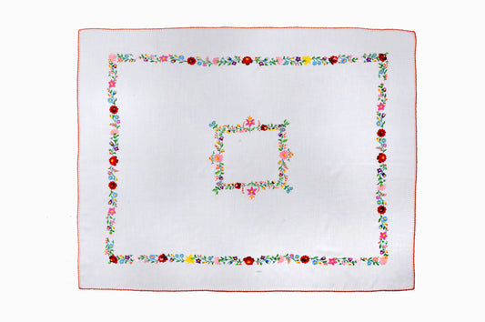 NAPPE BRODÉE BORDÉE DE DENTELLE