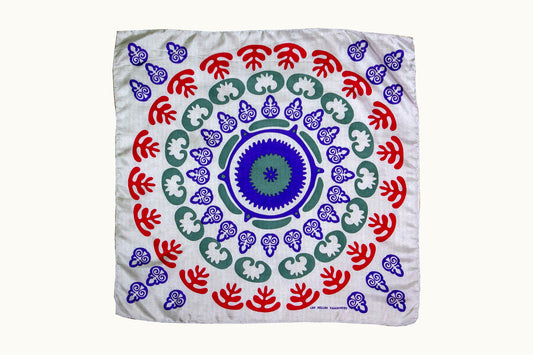 Foulard en soie dans une boîte de style vintage.