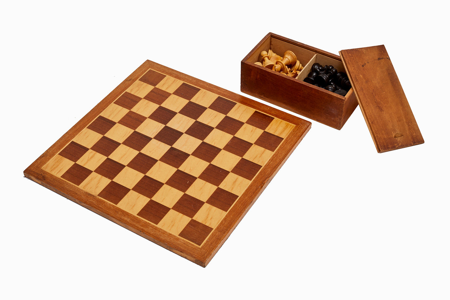 Juego de ajedrez y tablero vintage.