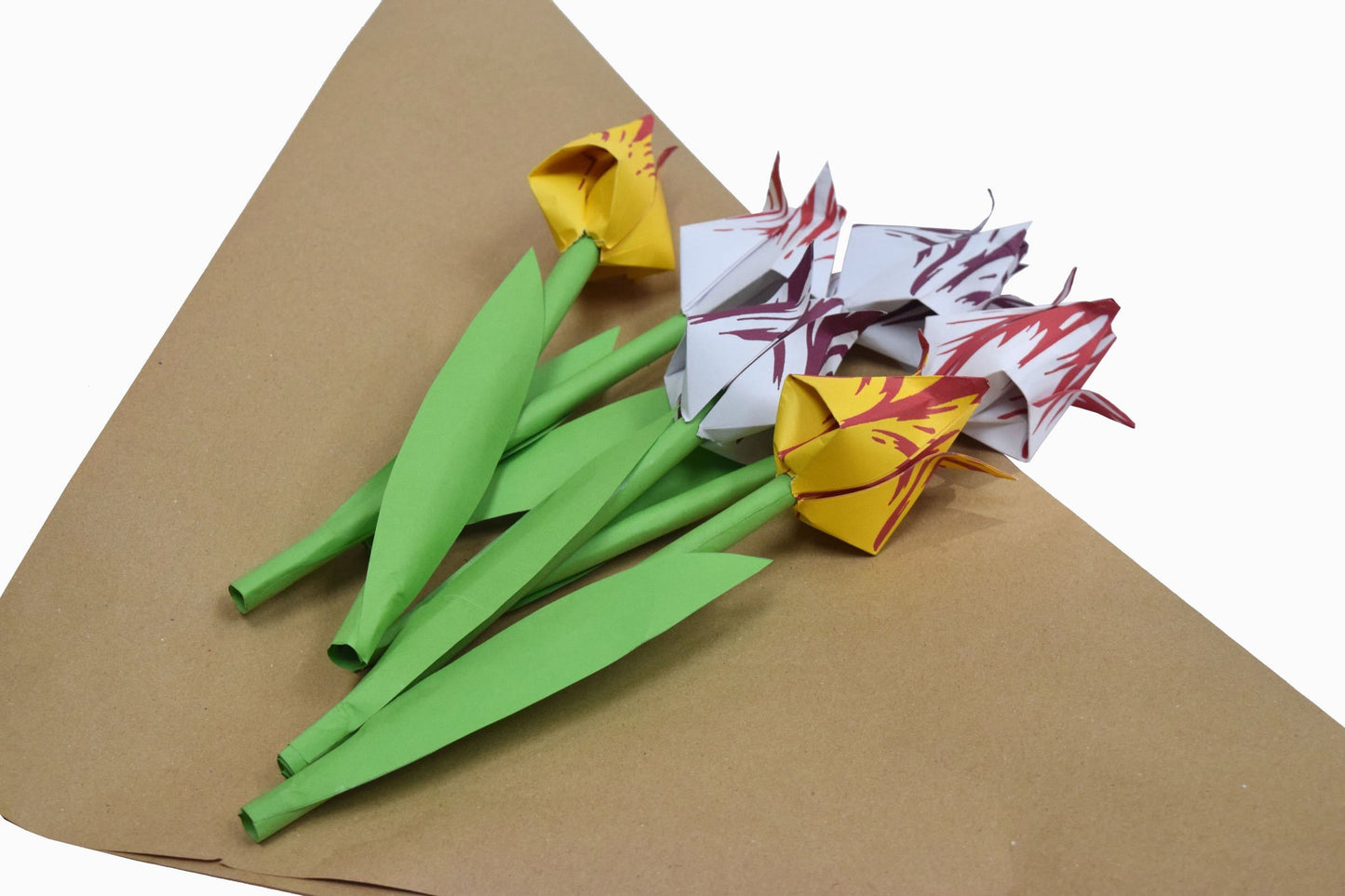 Tulipes en papier en paquet plat