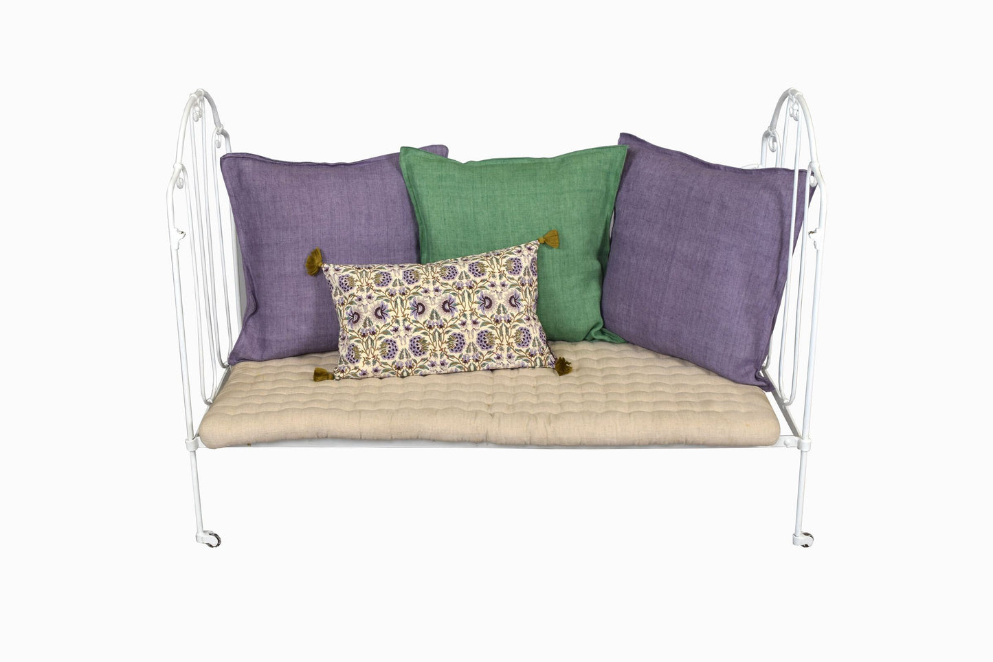 Un lit d'enfant vintage français pliant en fer forgé.