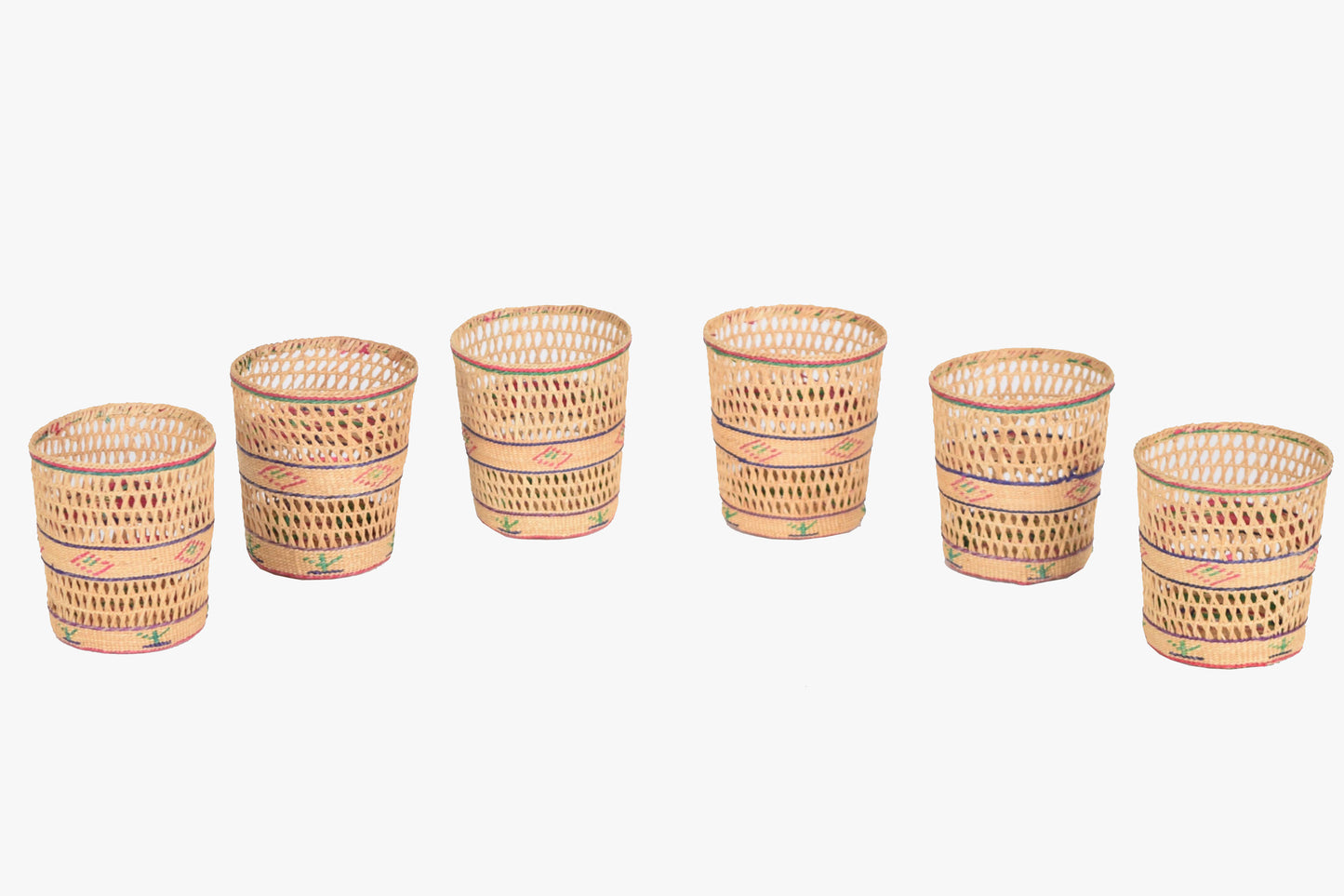 Juego de portavasos tejidos.