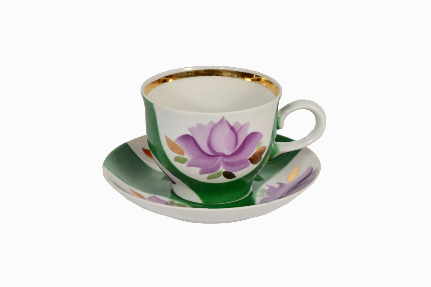 Taza y platillo uzbecos con decoración de flores rosas.
