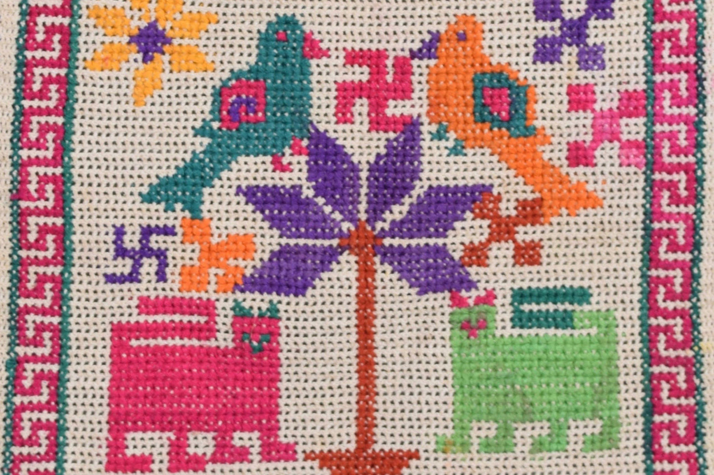 Un pequeño trozo de tela vintage bordada de la India WH31