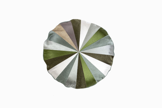 COUSSIN ROND SEGMENTÉ ET BRODÉ VERTS