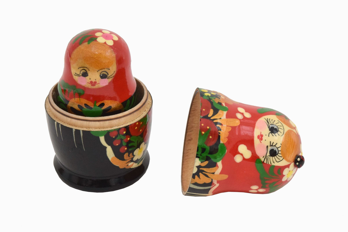 Conjunto de muñecas rusas de madera rojas y negras.