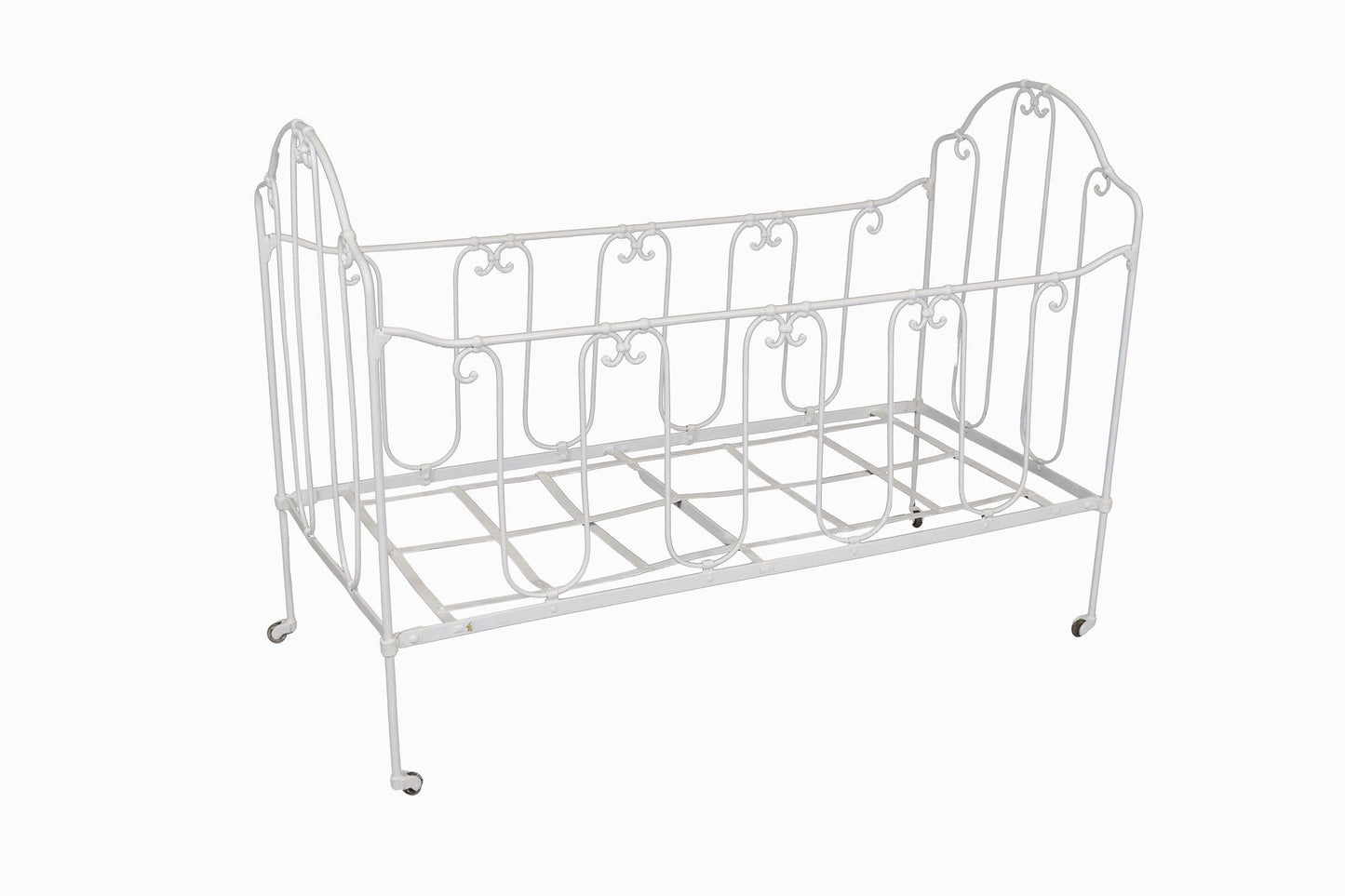 Un lit d'enfant vintage français pliant en fer forgé.