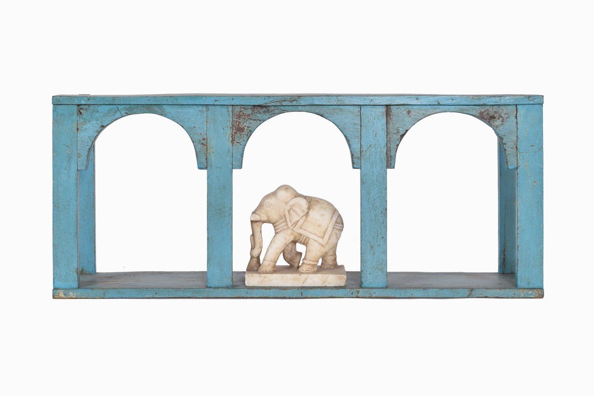 Mueble de pared indio de madera con tres arcos