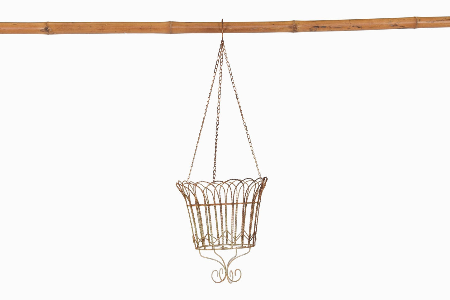 Una cesta colgante de alambre de metal de estilo victoriano.
