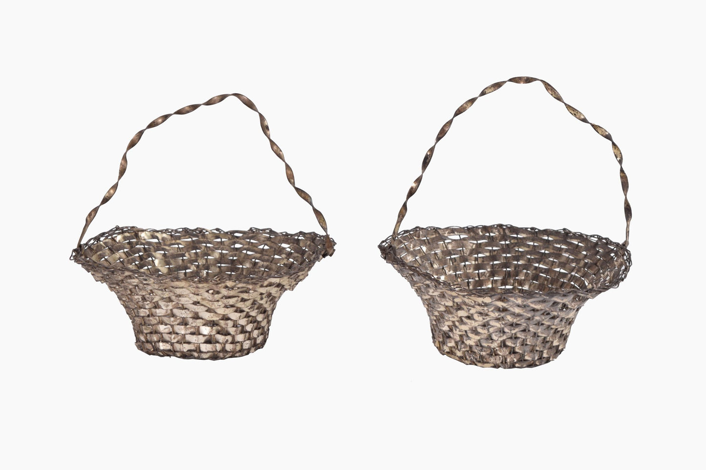 Cesta de metal tejido bañado en plata.