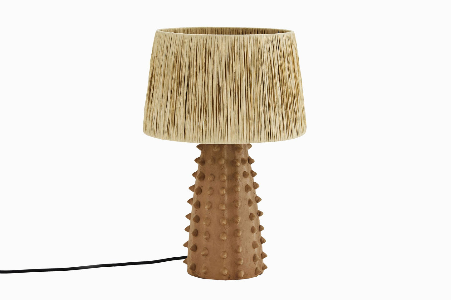 Lámpara de terracota con pantalla de paja.