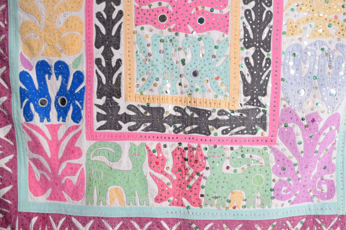 Un colgante de pared gujurati vintage con lentejuelas, apliques y espejos WH69