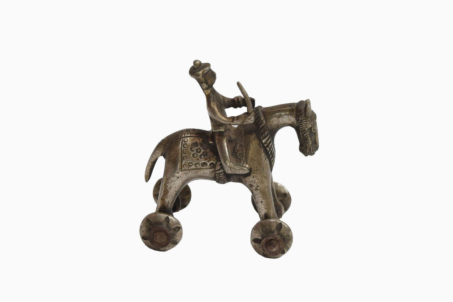 Caballo y jinete de latón indio vintage sobre ruedas