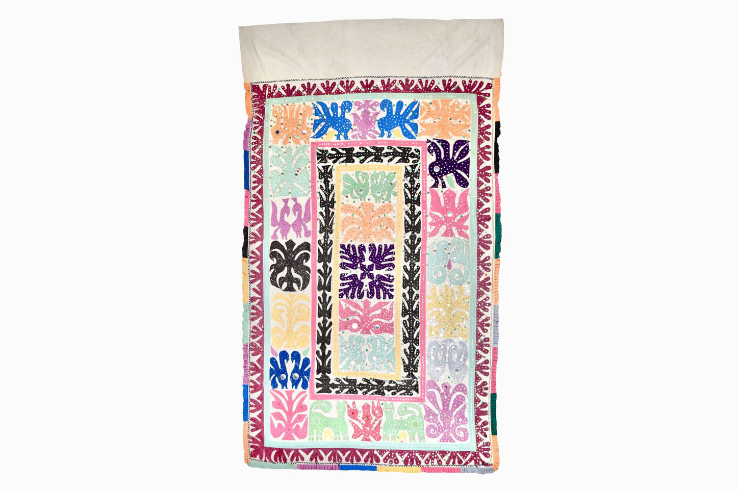 Un colgante de pared gujurati vintage con lentejuelas, apliques y espejos WH69
