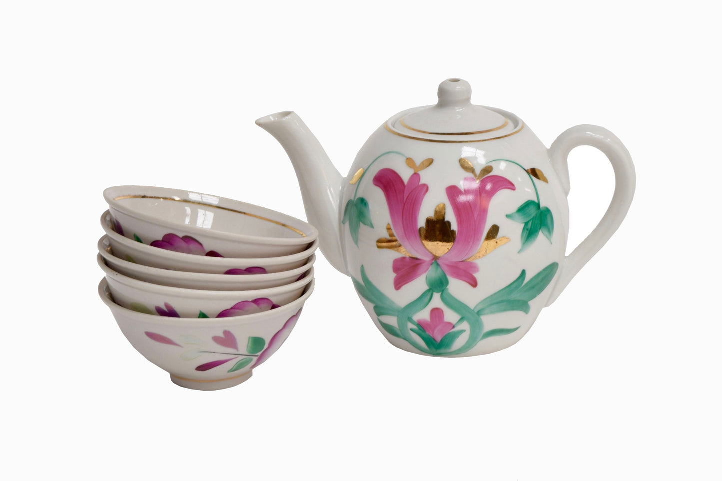 Tetera uzbeki con decoración de flores rosas