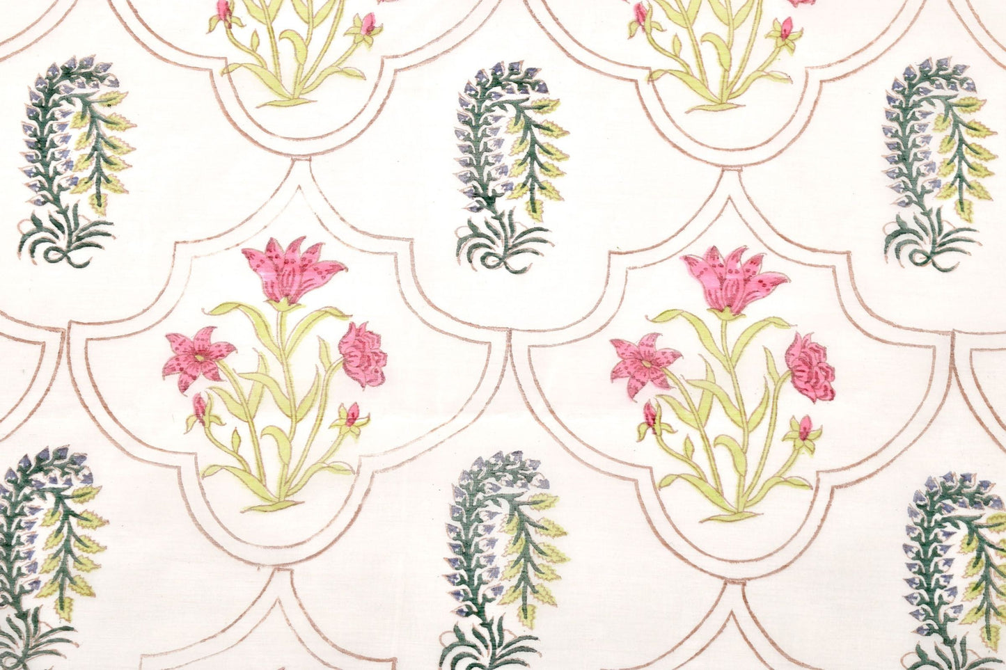 Bloc de chemin de table en coton imprimé de fleurs roses dans un motif en treillis TR3