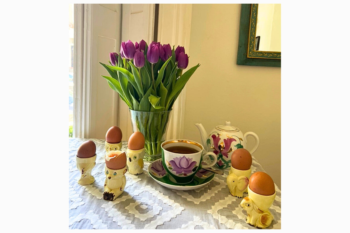 Tetera uzbeki con decoración de flores rosas