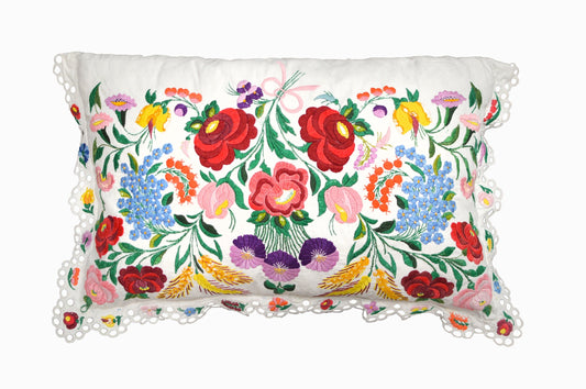 EMBROIDERED CUSHION WITH SCALLOPED EDGE