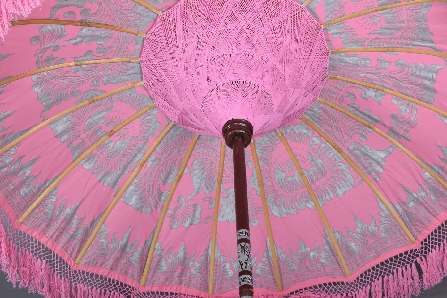 Parasol balinais à franges rose/argent