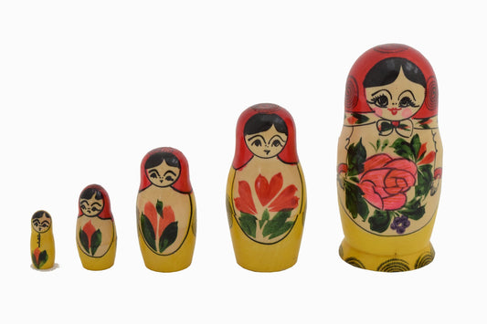 Conjunto de muñecas rusas de flores rojas.
