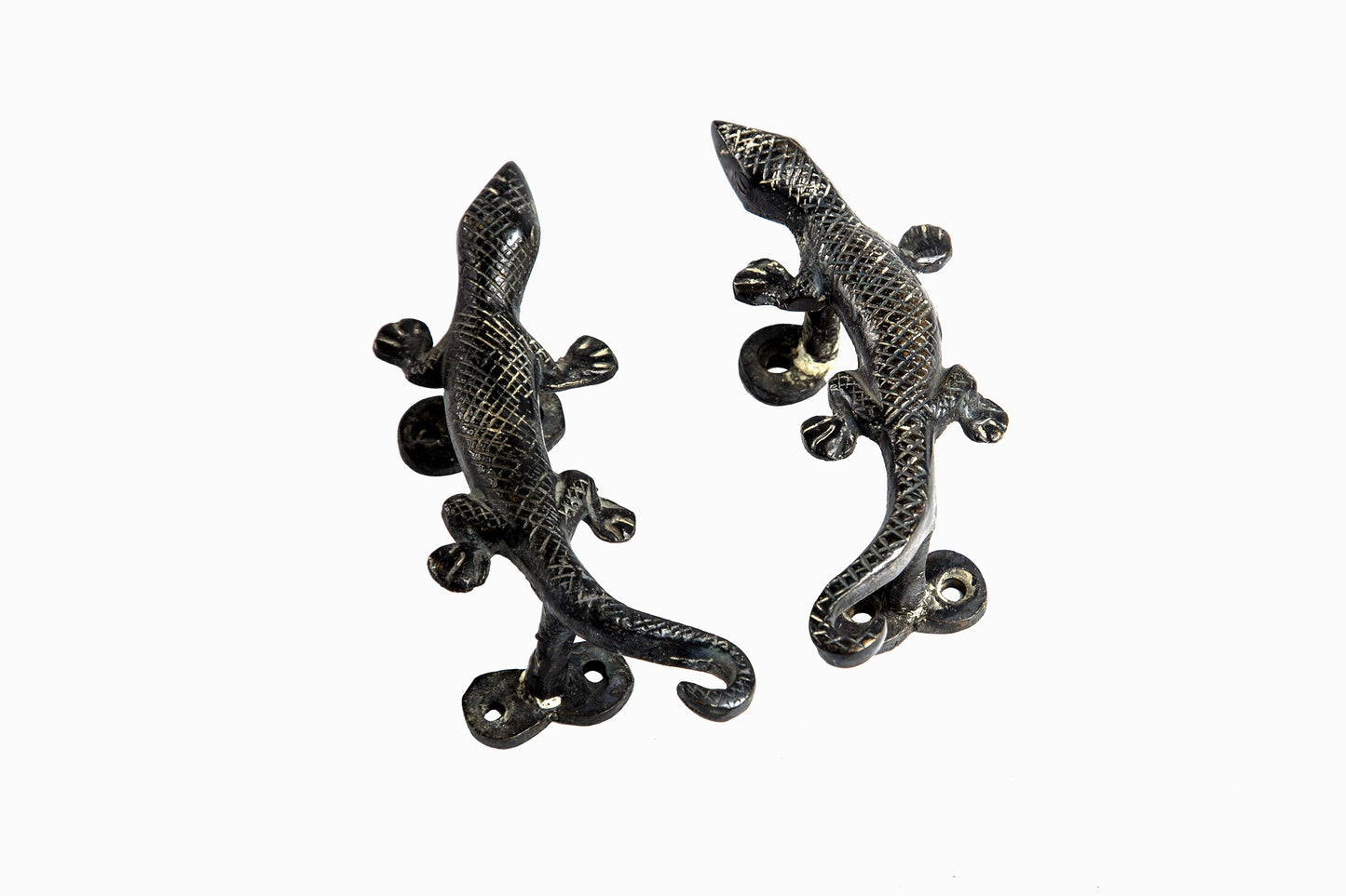 A PAIR OF BRASS LIZARD DOOR HANDLES