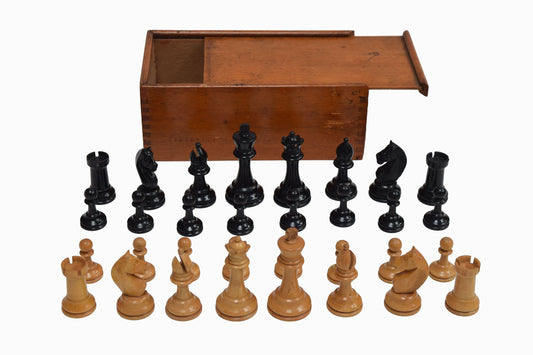 Jeu d'échecs en bois vintage dans une boîte