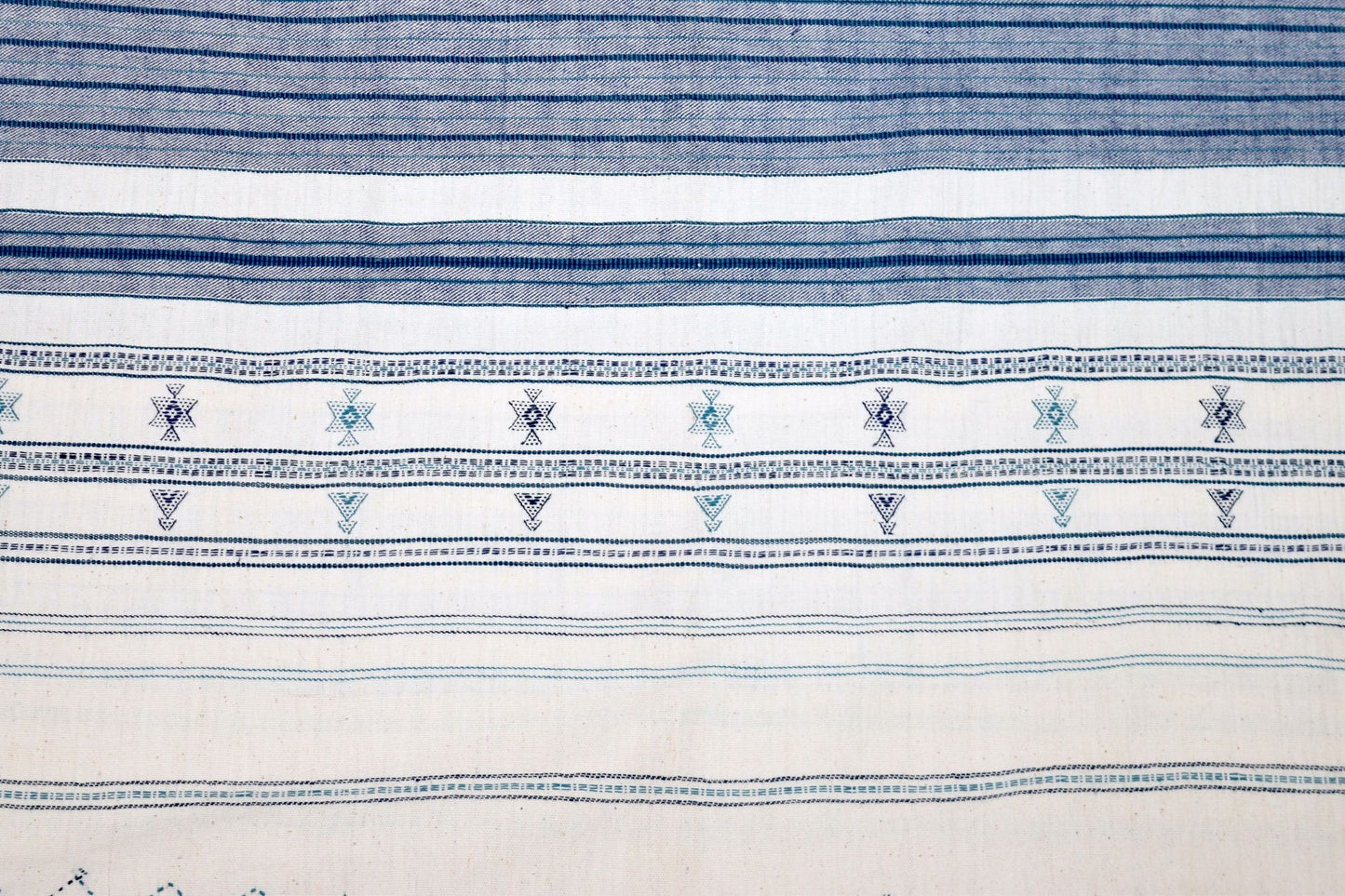 BS17/WH81 Colcha o tapiz de lana india color crema y azul