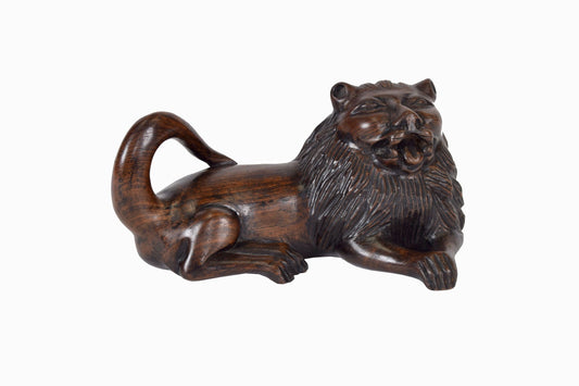 Lion en bois dur sculpté vintage