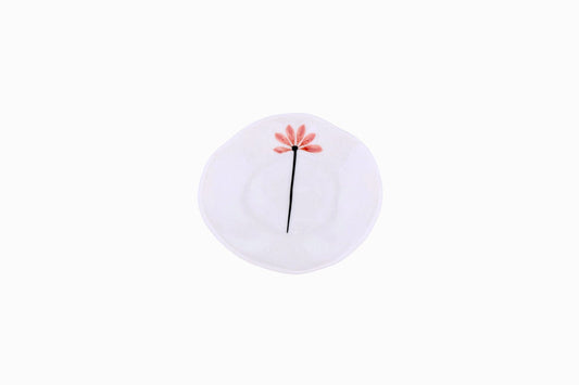 Petit plat en porcelaine avec fleur rouge