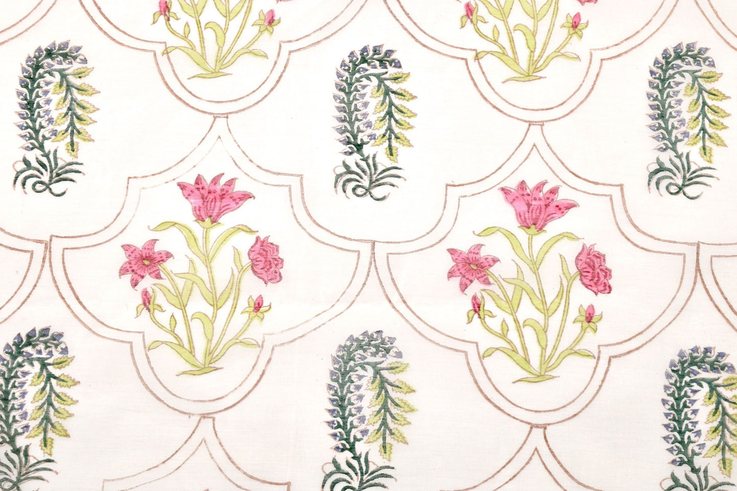 Camino de mesa de algodón estampado con flores rosas en diseño enrejado TR3 